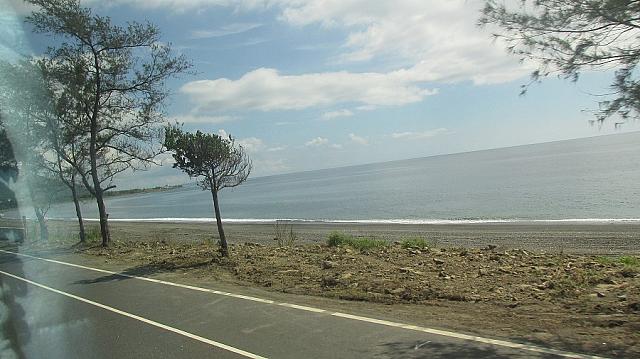 1時間ほどで、海沿いをバスは走ります