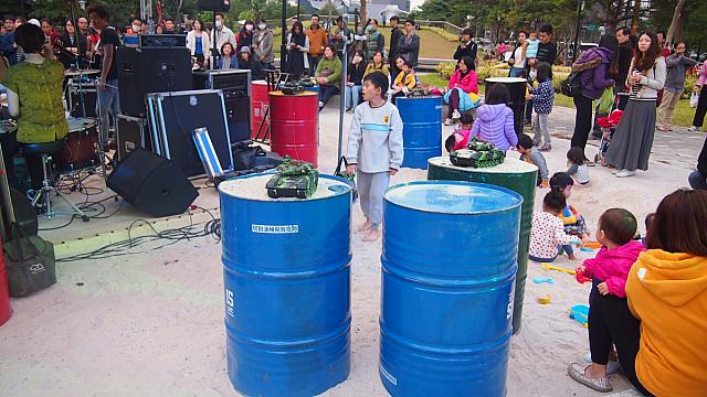 來虎舞台の後ろには、なぜか砂場があり、お子さんの遊び場になっていました