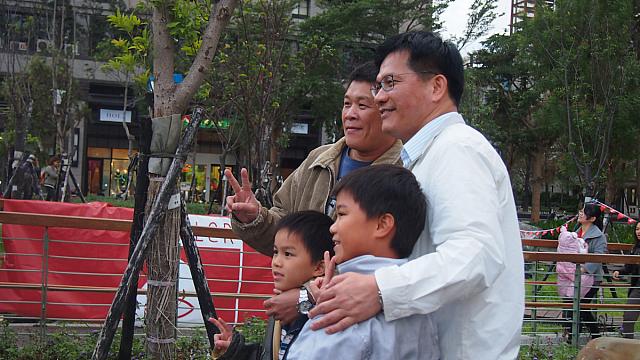 台中市長も訪れ、気さくに写真撮影に応じていました