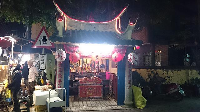 土地の神様が祀られているところも、ひっくるめて夜市になっていたり