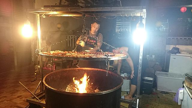 南部らしく原住民の人たちが焼いてくれる豪快なお肉やソーセージの屋台があったりと、とても賑やかです