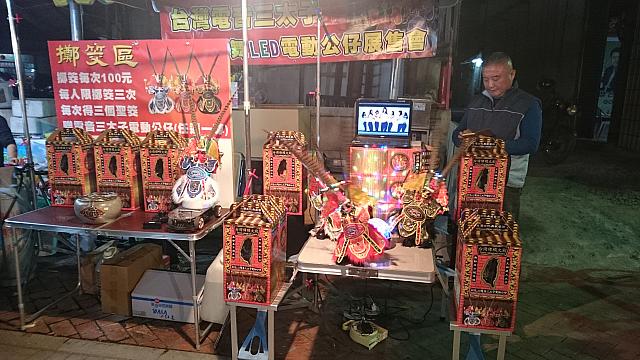 教会を背に前と左右にこの時期だけ開かれる巨大な夜市が広がります<br>まるで屏東中の人が集まって来てしまったかのようなたくさんの人。台湾の神様が電動で売られていたり