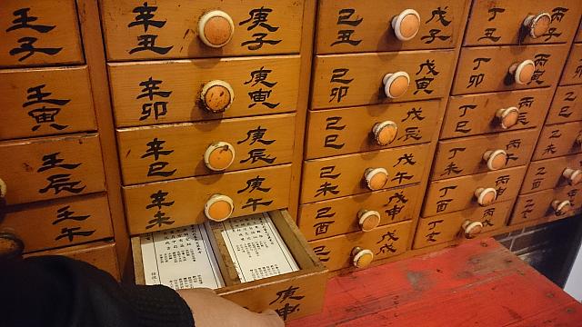 神像左端には、抽籤（日本でいうおみくじ）があります