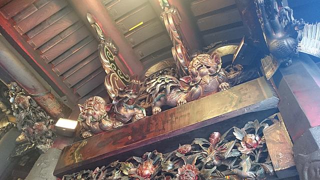 廊下上部には木彫りの獅子達がお寺を守るように見張っています