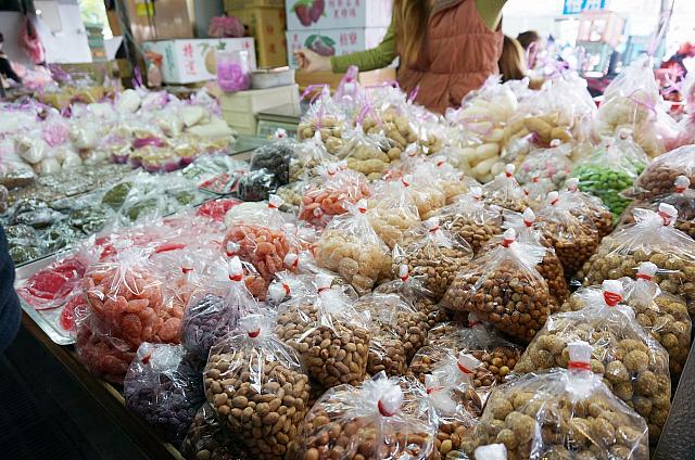 小腹がすいたときにつまめるお菓子なども売っています