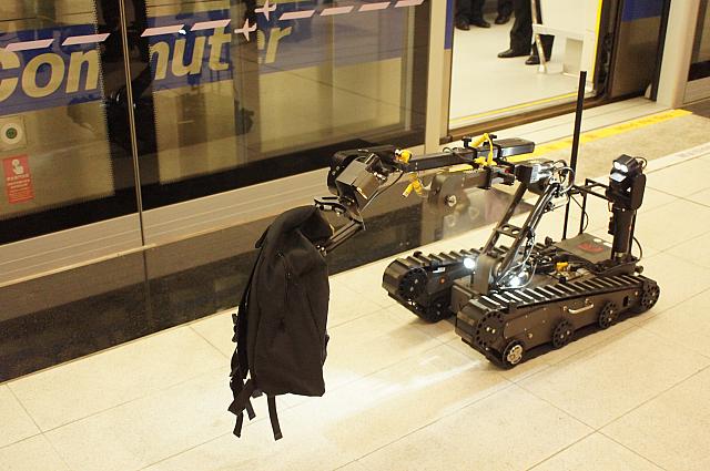 爆発物はロボットで移動
