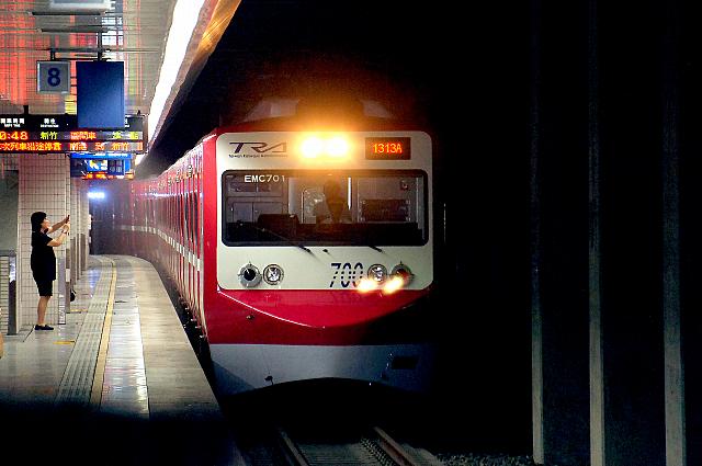 京急800形風になったEMU700形　南港駅にて