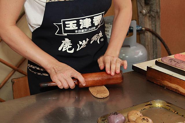 麺棒で薄くのばします