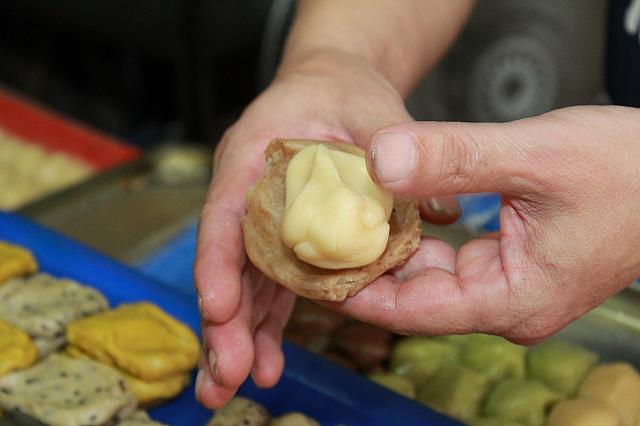 麦芽入りの餡を外皮用で包みます