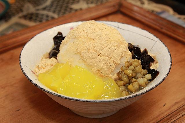 麵茶かき氷（麵茶剉冰70元）！わらび餅のような食感の粉粿、緑豆、仙草ゼリーが乗っています