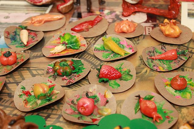 食べ物が多いのは…拜拜に必要な食材が季節的に取れない時や経済的に買えなかった時に小麦粉で作りお供えしていたのだとか