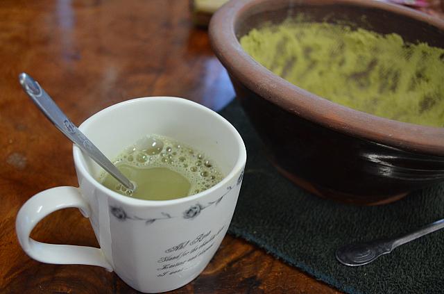 そこへ抹茶粉を投入！　これをよく混ぜて、お湯を入れて飲みます。こっくりとして甘くおいしい