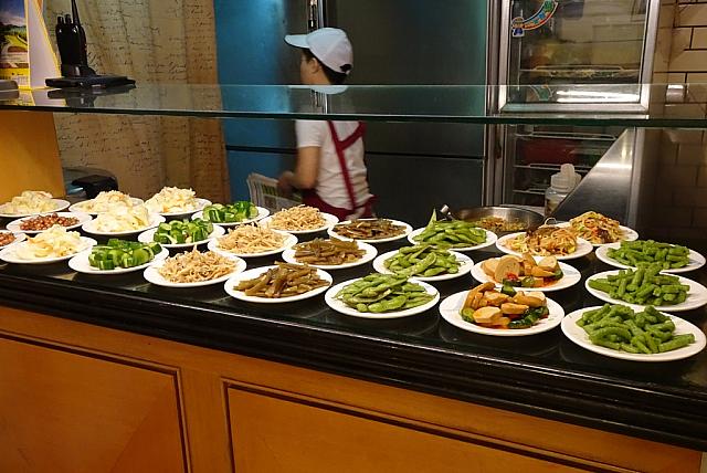 小皿料理は、目で見て好きなものを取ってきます。