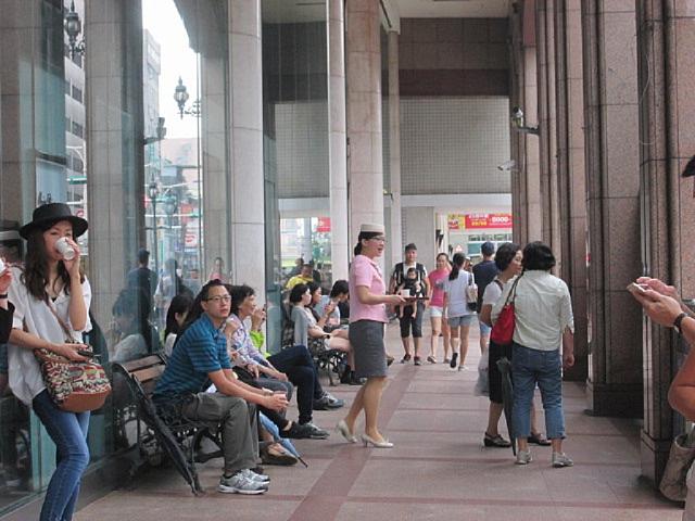 開店を待つ人々