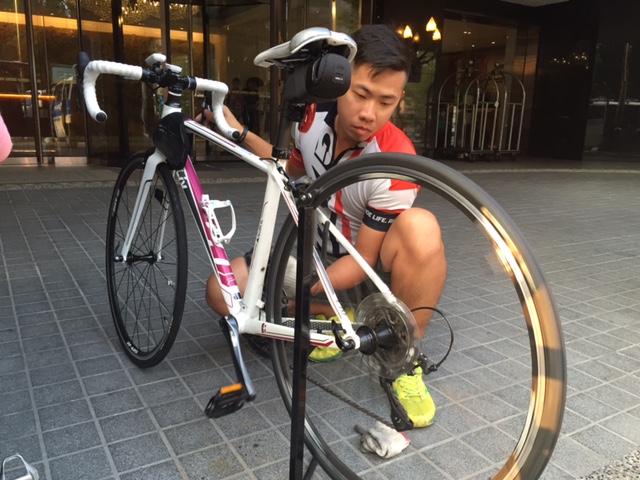 丁寧に自転車のメインテナンスをしてくれる世明（蔡世明）さん。　　　　　