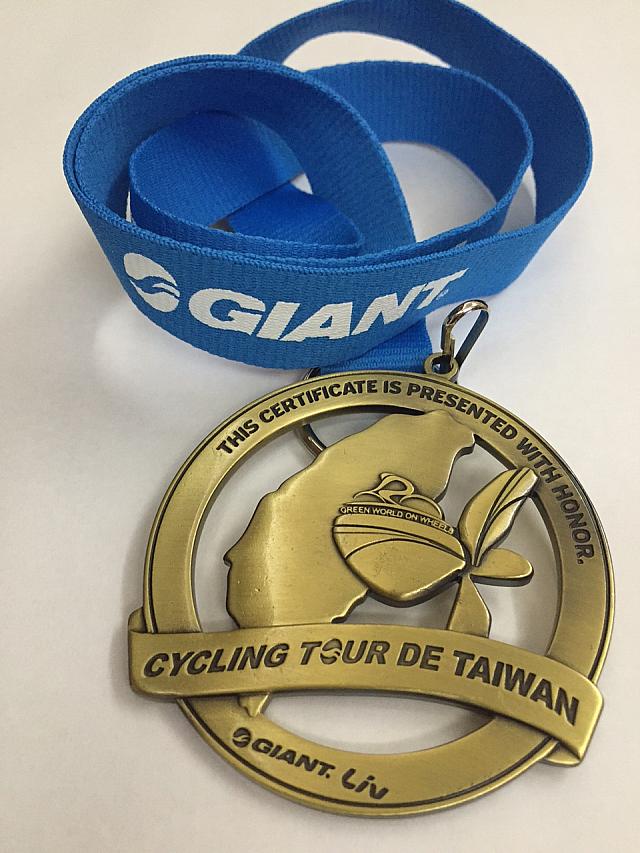 完走した人全員が手にしたずしりと重たいメダル