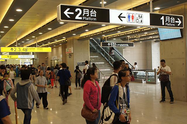 新しくなった駅のコンコース。サインシステムは日本人にも馴染みやすいデザイン