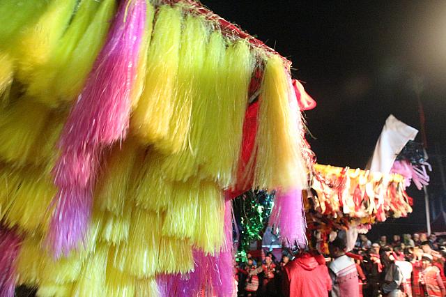 踊りによって激しく揺れます
