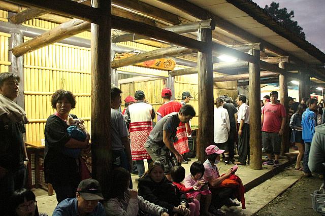 「祭屋」の前でススキの葉をつけてもらいます