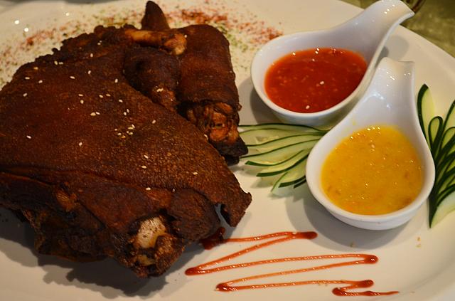 田香豬腳。しょうゆと水草につけたあと、豚肉を丸焼きに！皮、肉、脂身でそれぞれ食感が違います