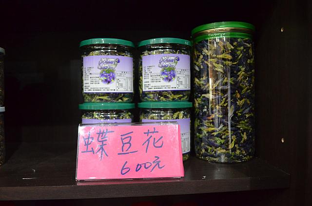 蝶豆花とは、藍染めの染料にも使われるお花で、