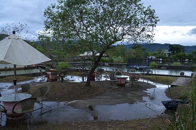 外はテラス・釣り堀になっています