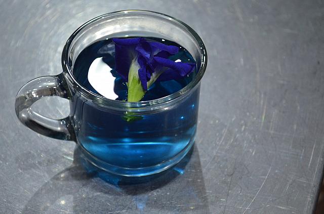 お茶にしていただきます！色が美しい！お花はそのままでも食べられますが、味はしませんでした