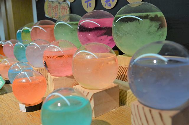 気温や天気で結晶の形が変わります