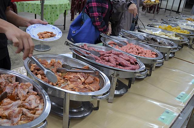 夜はバイキングと