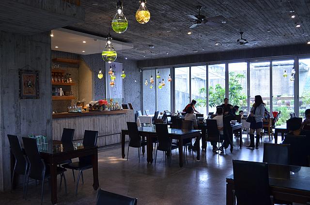 店内は天井が高く、開放的