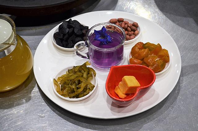 おやつをつまみつつ