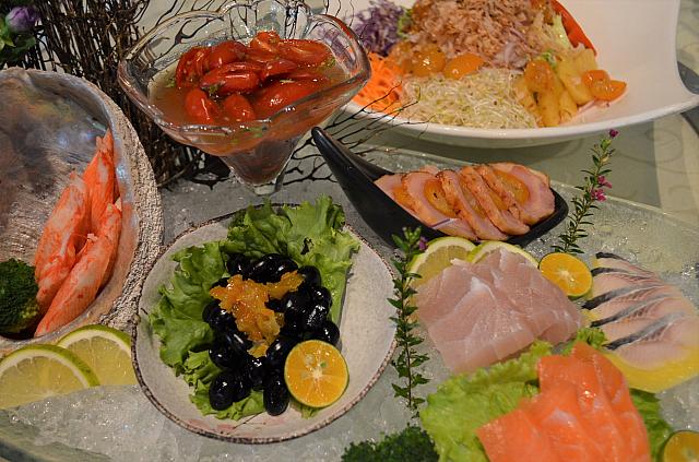 勝洋大拼盤は、おさしみ盛り合わせ。金柑を鴨肉で巻いたものが◎