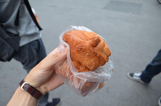 けっこう大きめの揚げパンです