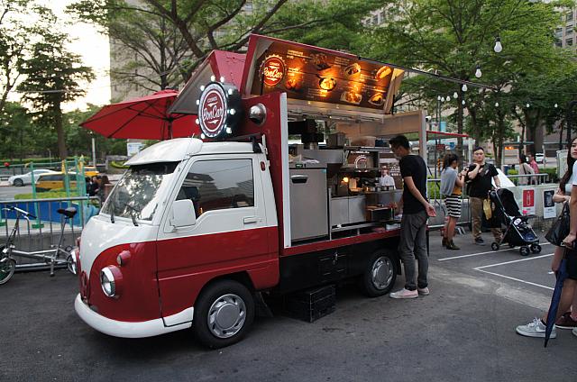 なんと「コスモスホテル」が手がけるハンバーガー屋さん「Cosmos Bon Car」も登場！　4つ星ホテルのクオリティーを、コンテナマーケットで楽しめるなんてお得すぎ～☆