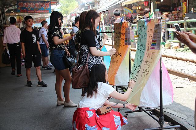 皆さん思いおもいに書き込んでいます