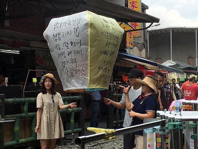 韓国語で書かれたランタンも可愛い