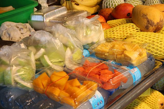 果物は、買ってすぐ食べられるようにカットされています