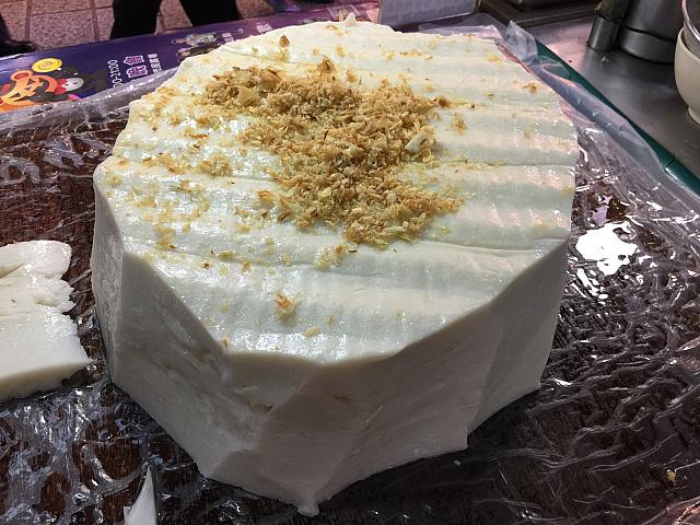 これを一口大に切り分けてくれ、クリーム状のお醤油をかけて食べます