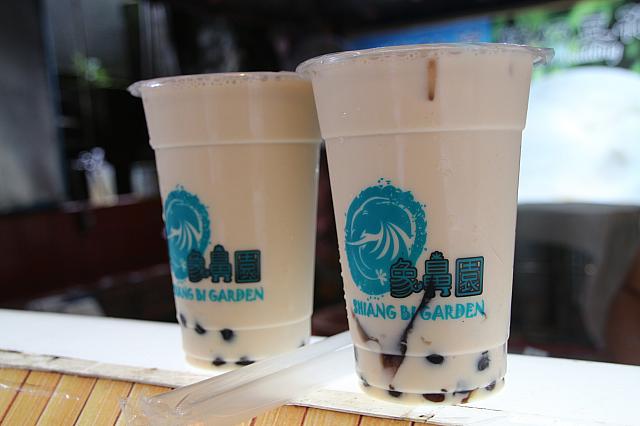 ドリンクスタンドで看板メニューのタピオカミルクティーを買ってみました。タピオカの他に豆花、仙草も入っていました～