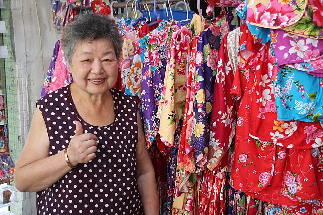 ランタン屋のおばあさんは2代目。現在4代目になる孫たちとお店を切り盛りしています