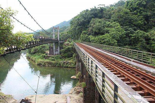 吊り橋の隣には今でも使われている線路あり、近距離で電車が見えます