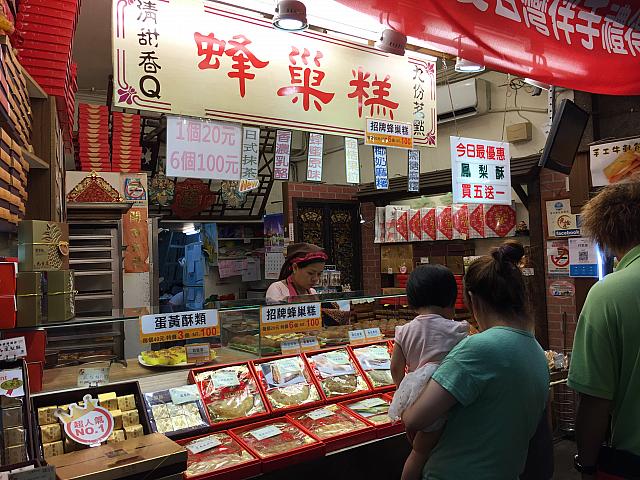 おめでたい時に配られる大判のお饅頭など