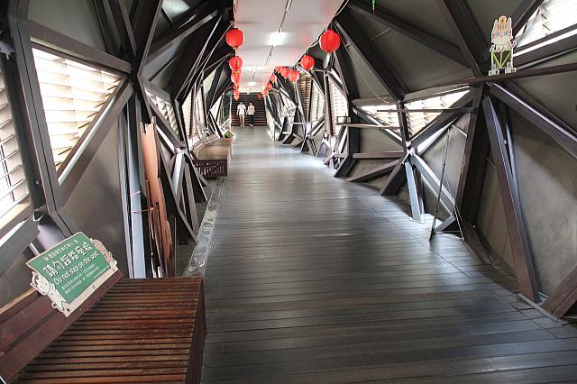 橋の内側はこんな感じ