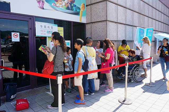 開場前には外で開門を待つ列が！