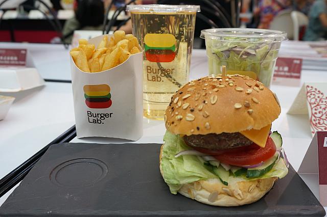 ハンバーガーも売っているって知っていました？