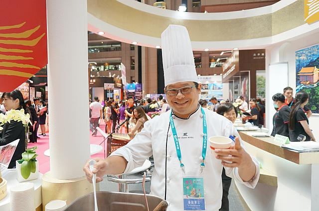 自慢の料理を食べて行って～と素敵な笑顔です！