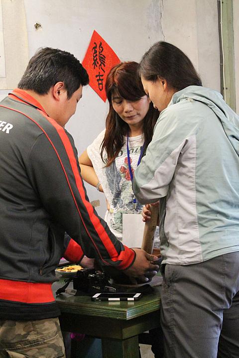 もうひとつのコツは同じテーブルの人にすり鉢を押さえてもらい、応援してもらうことですね！