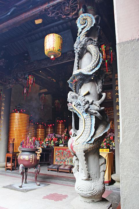 正殿にも龍柱があります