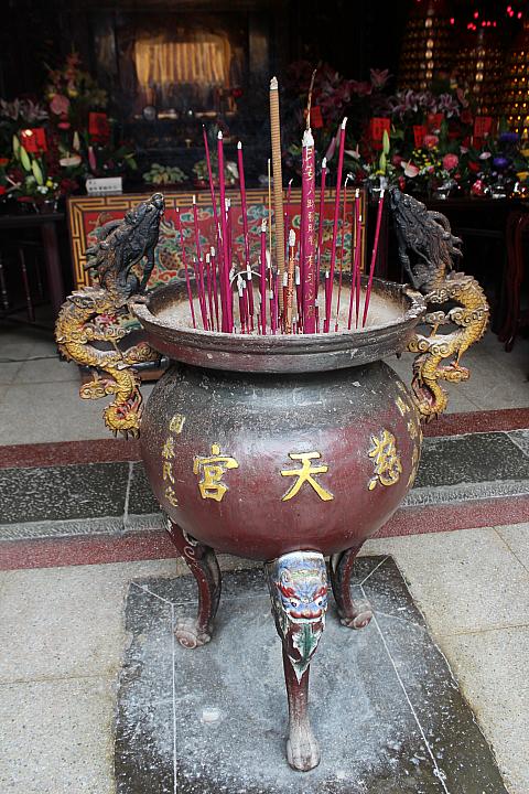 お香の煙で龍の頭だけ黒くなっています