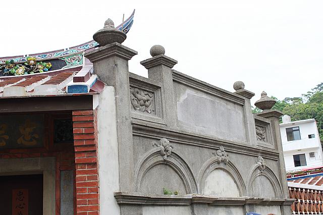 バロック式建築のような「山牆（女兒牆）」は以前、門樓に向かって左にありましたが、今は右側に移動しています